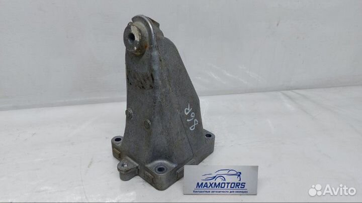 Кронштейн двигателя правый Mercedes-Benz C W204