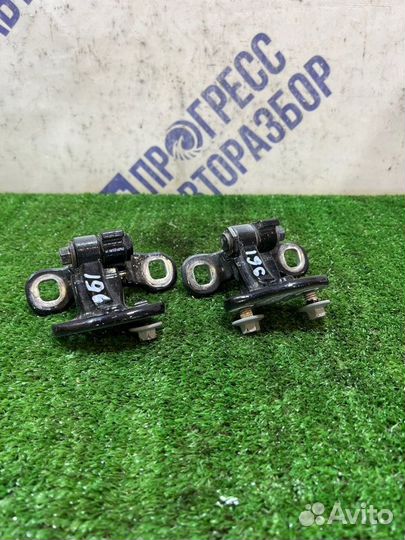 Петля двери задняя правая Volvo S40 седан 2.4