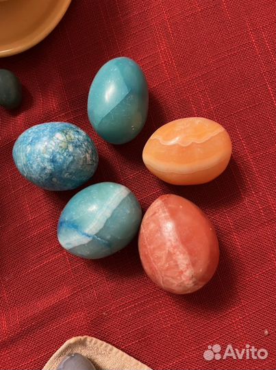 Яйца из минеральных камней