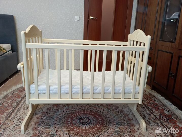 Детская кроватка с маятником