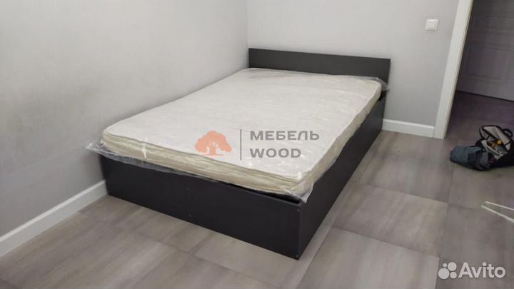 Кровать с матрасом в комплекте