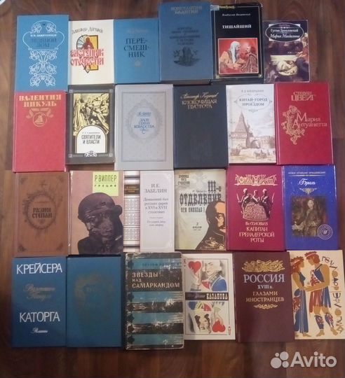 Исторические романы много