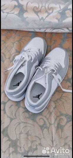 Новые кроссовки 42