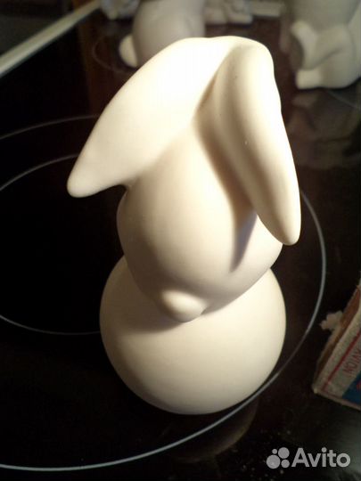 Пасхальный кролик на шаре