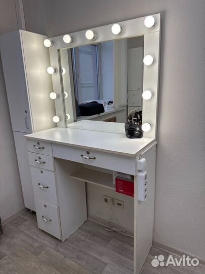 Туалетный столик/ стол визажиста