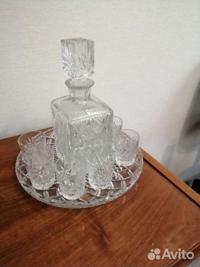 Графин хрустальный на подносе с рюмками