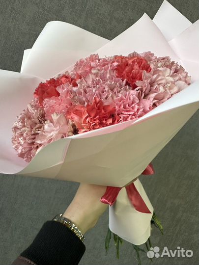 Букет из 21 гвоздики микс в упаковке с лентой