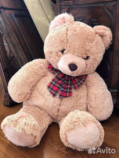 Плюшевый медведь с бантом