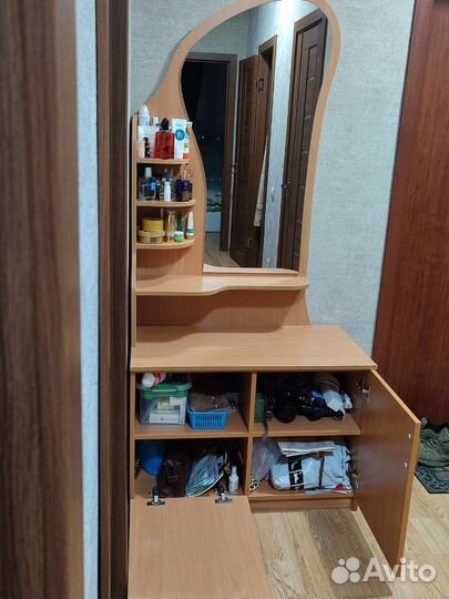 Тумба с зеркалом в прихожую