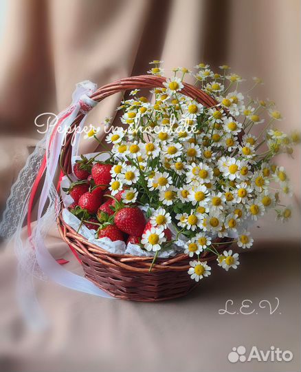 Корзинка для любимой с клубникой