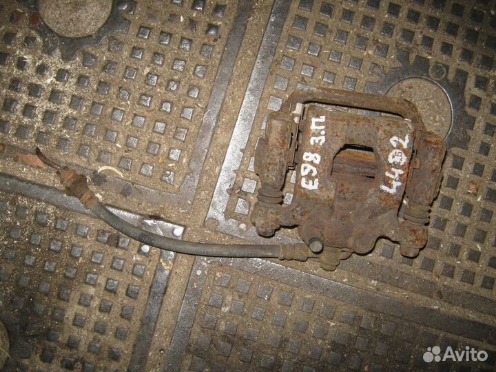 Суппорт задний правый Nissan Qashqai J10