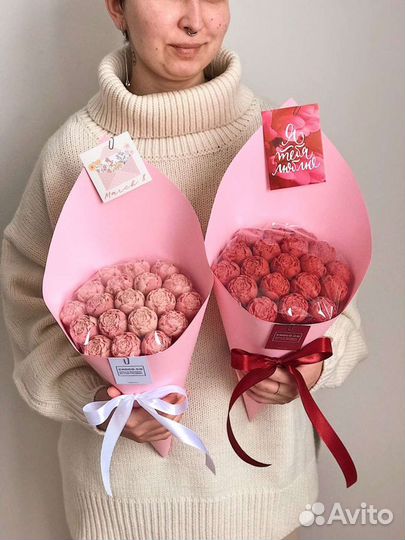 Шоколадные пионы в шляпной коробке и букеты