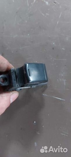 Кнопка стеклоподъёмника на Nissan Fuga