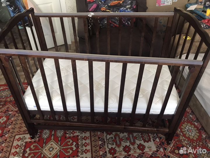 Детская кроватка с продольным маятником