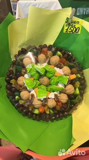 Букет из орехов