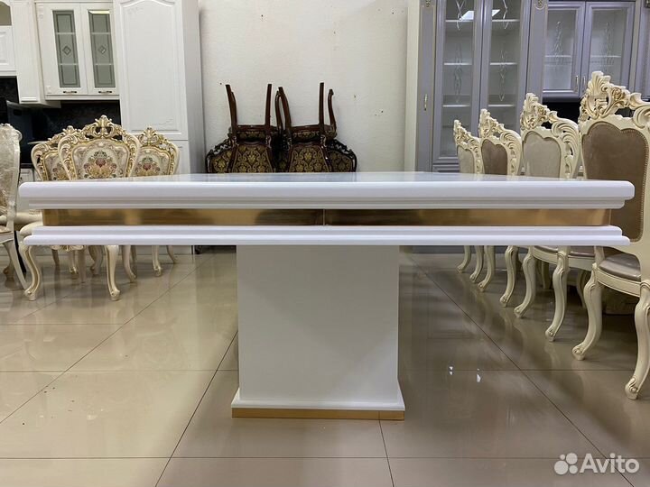 Стол для гостинной