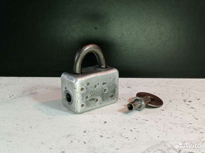 Замок с ключом навесной старинный
