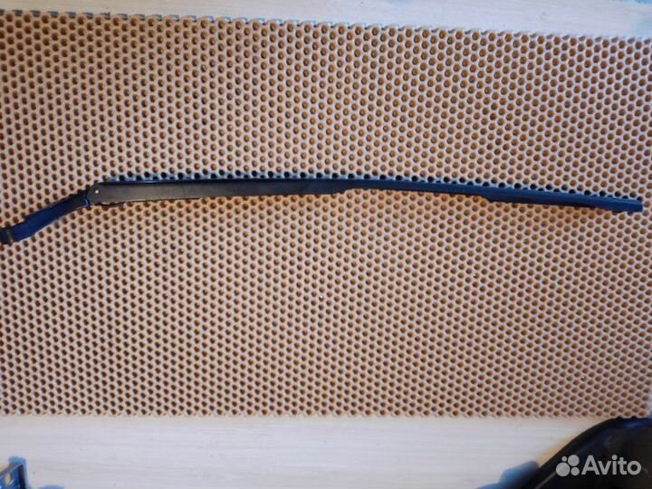 Поводок стеклоочистителя правый Audi A8 D4 long