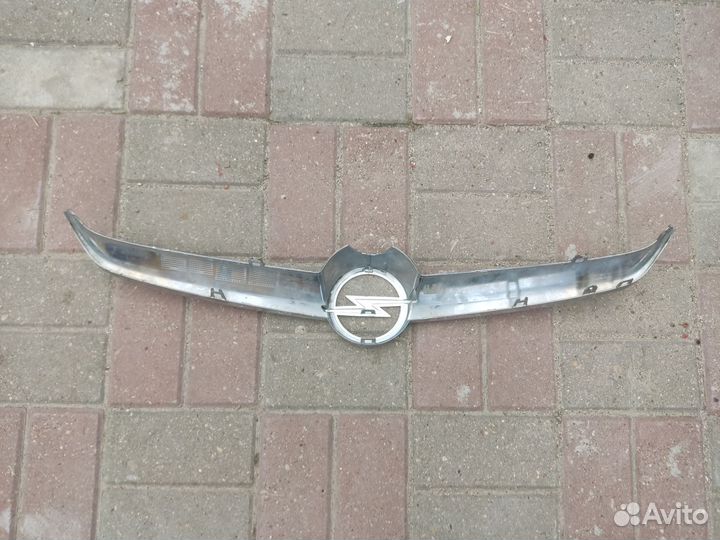 Молдинг решетки радиатора opel astra j