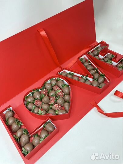 Клубника в шоколаде и много других сладостей