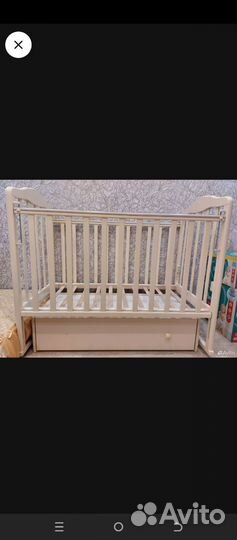 Детская кроватка с маятником и ящиком