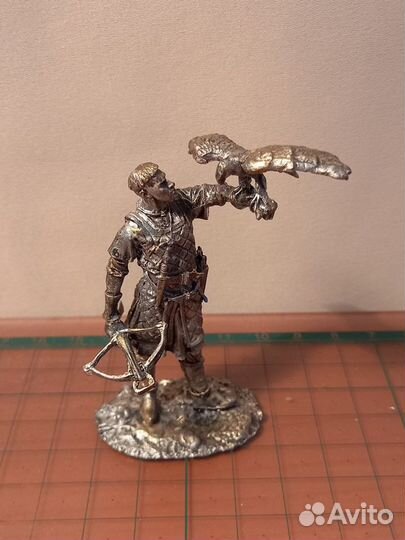 Оловянный солдатик нормандский рыцарь с соколом