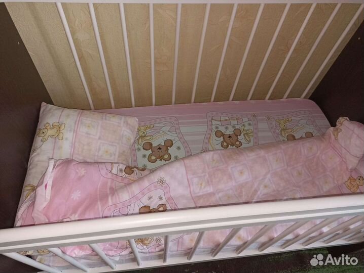 Детская кроватка с маятником и ящиком