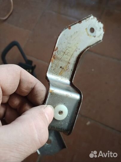 Кронштейн крепления обшивки правый Pajero 2000