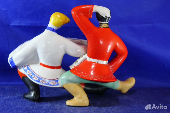 Фарфopoвая cтатуэтка Русский тaнец перeпляс