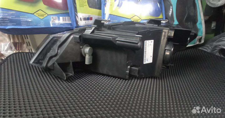 Фара передняя правая на Volkswagen Polo