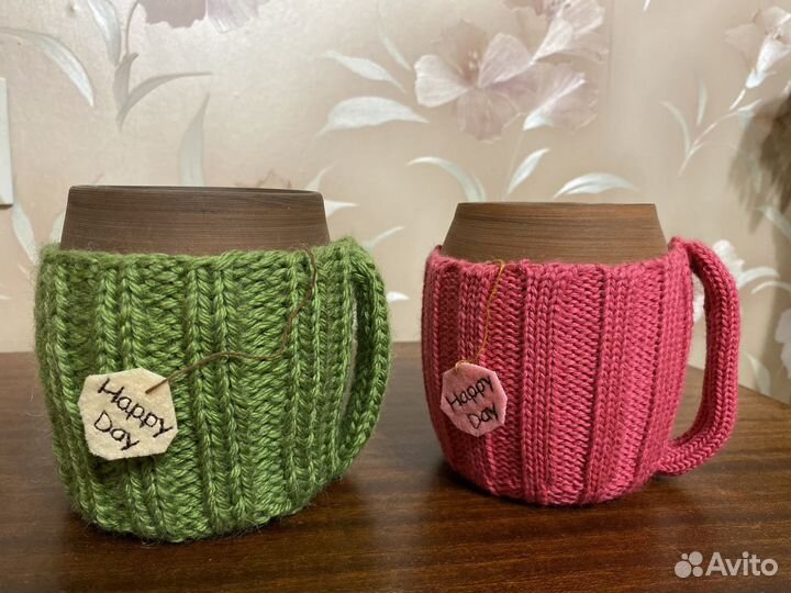 Глиняная кружка в вязанном чехле ручной работы