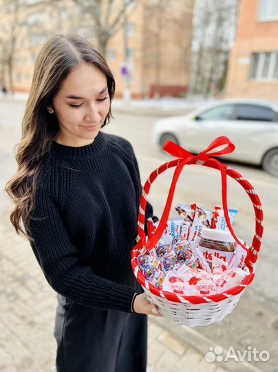 Корзинка из киндера подарок девушке вкусный букет