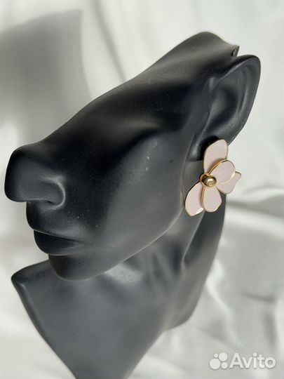 Элегантные серьги с розовым цветком