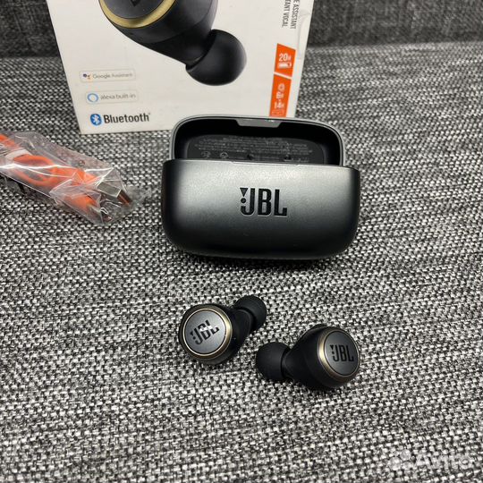 Беспроводные наушники JBL Live 300 TWS черные б/у