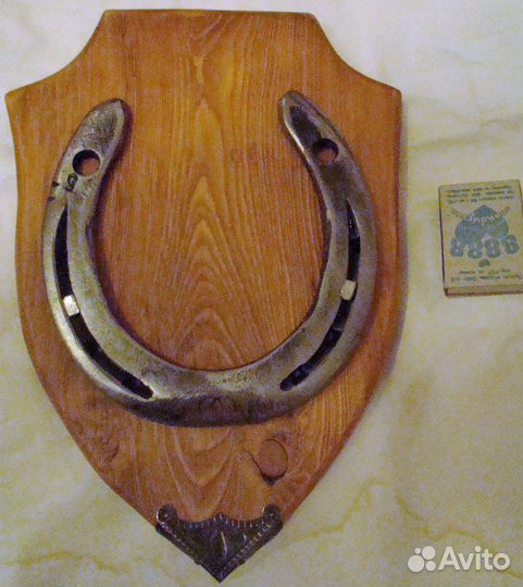 Панно с подковой удачи и инкрустацией уголков