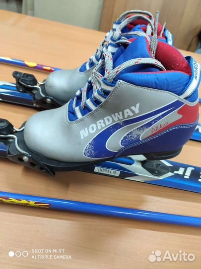 Лыжные ботинки с лыжами и палками