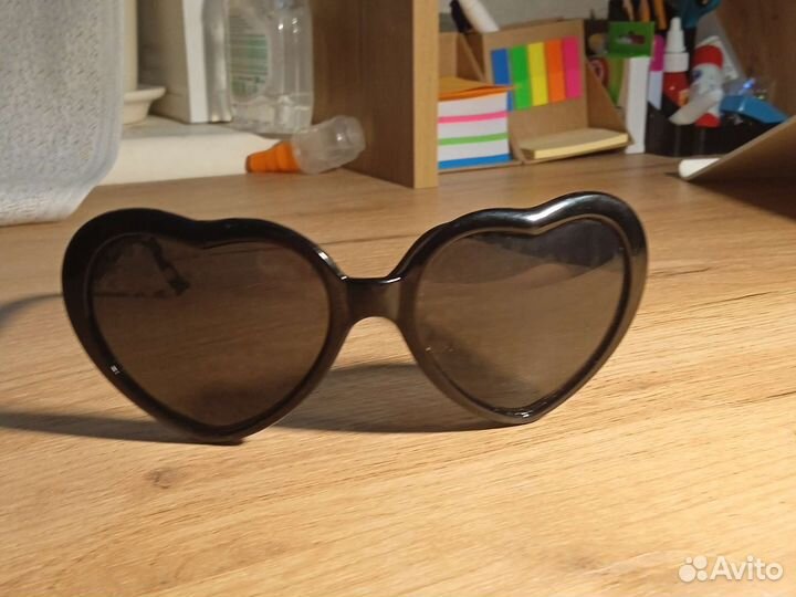 Солнцезащитные очки с эффектом сердечки
