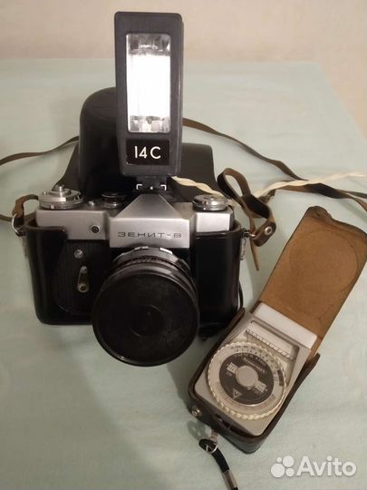 Зеркальный фотоаппарат зенит В с фотовспышкой