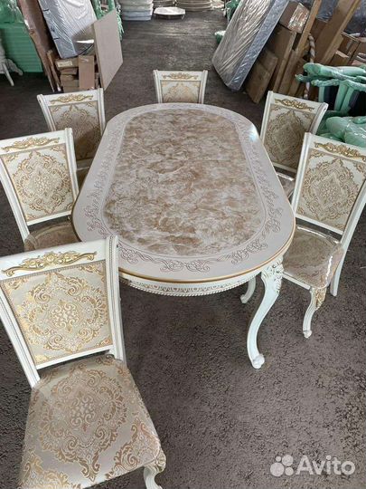 Кухонный стол и стулья в хорошем