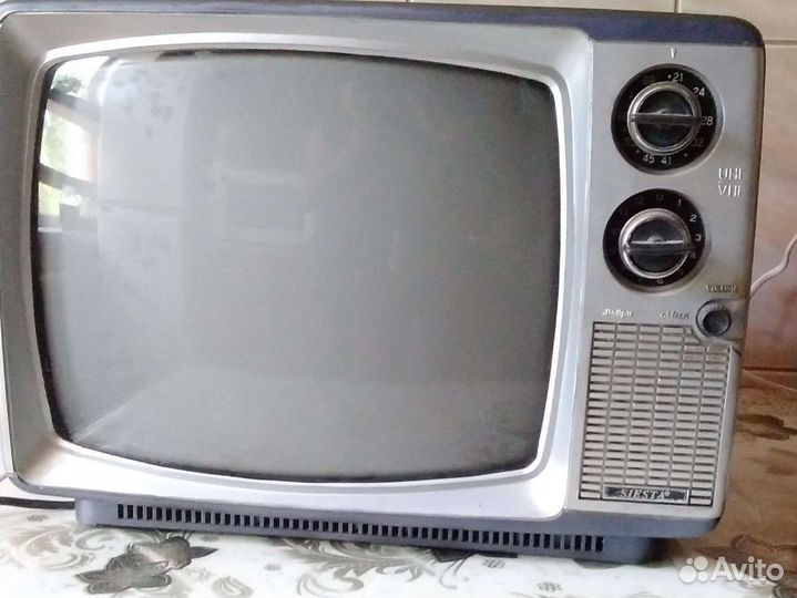 Телевизор показывает черно-белым, а был цветным