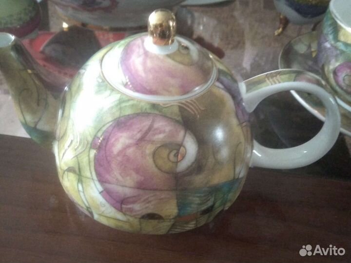 Заварочный чайник чашка с блюдцем