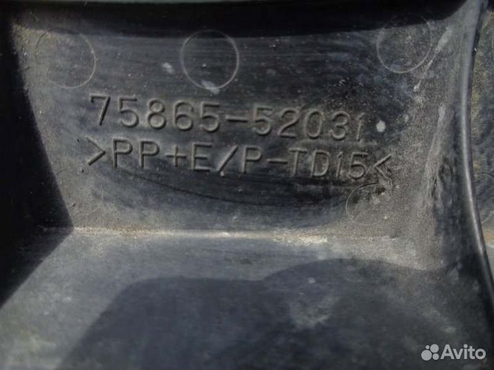 Брызговик задний правый Toyota Vitz KSP130 1KR-FE