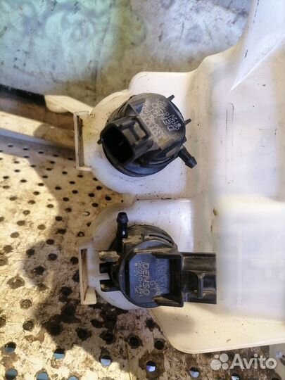 Бачок омывателя Toyota Alphard