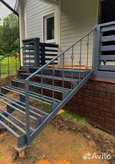 Прямая лестница на металлокаркасе