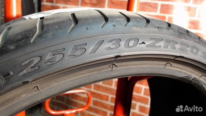 Pirelli P Zero 255/30 R20 92Y