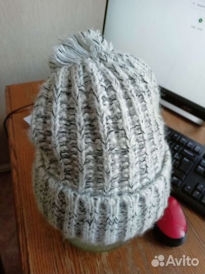 Шапка вязаная с помпоном