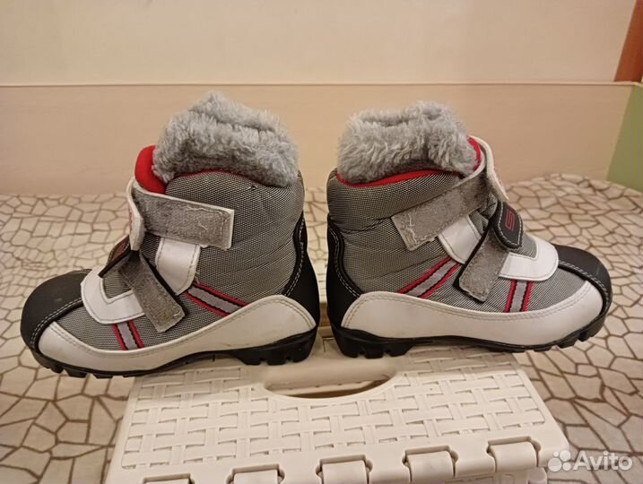 Лыжи 130 см с ботинками р.30-31 и палками 90 см