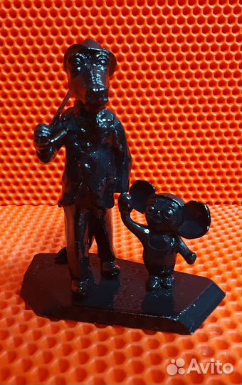 Чебурашка и Гена статуэтка