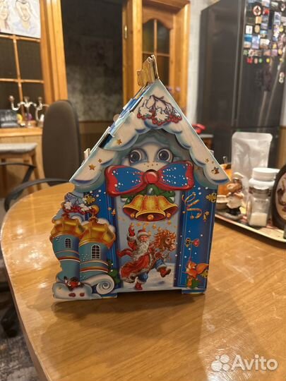 Коробка из плотного картона для подарка