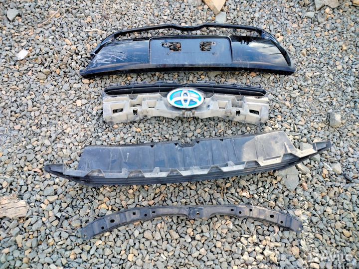 Решетка и рамка на Toyota Aqua